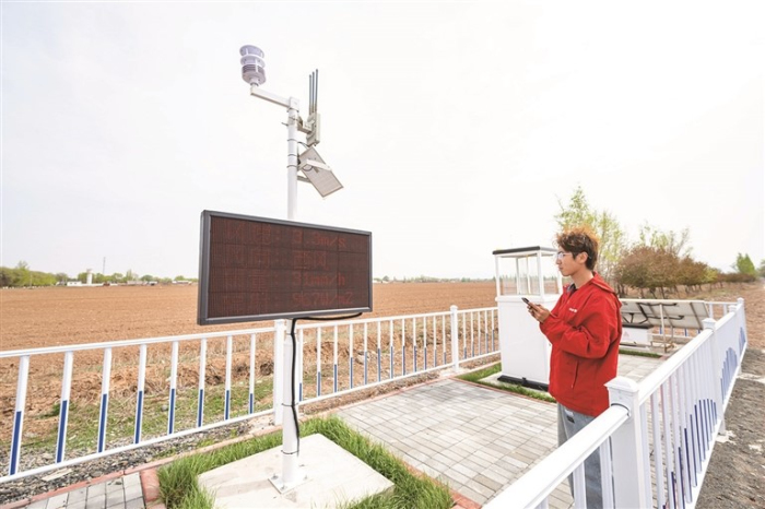 5月18日,昌吉国家农业高新技术产业示范区智慧农场,新疆慧尔智联技术有限公司技术人员在调试气象监测设备。 5月18日,昌吉国家农业高新技术产业示范区智慧农场,新疆慧尔智联技术有限公司技术人员在调试气象监测设备。