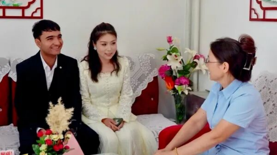 工作人员向准新人宣讲婚前登记流程及优生优育政策。