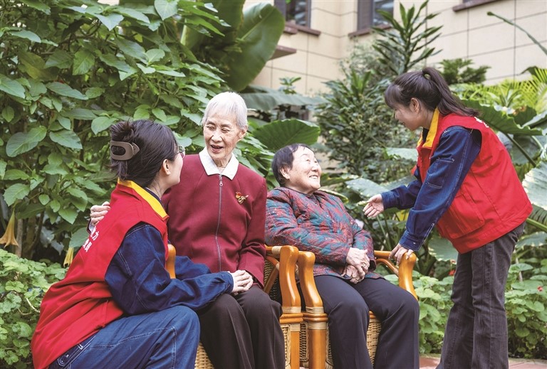 近日,昌吉厚德康养家园,国网昌吉供电公司营销服务中心的志愿者陪老人唠家常。何 龙摄 近日,昌吉厚德康养家园,国网昌吉供电公司营销服务中心的志愿者陪老人唠家常。何 龙摄