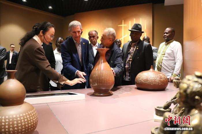 多国驻华大使及外交官广西钦州品味千年坭兴陶魅力