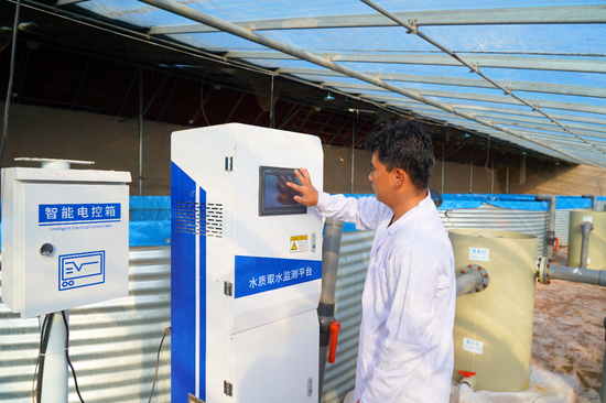 养殖技术示范区员工正在检查水质取水监测平台运行情况