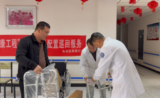 工作人员正为服务对象递发康复辅具。