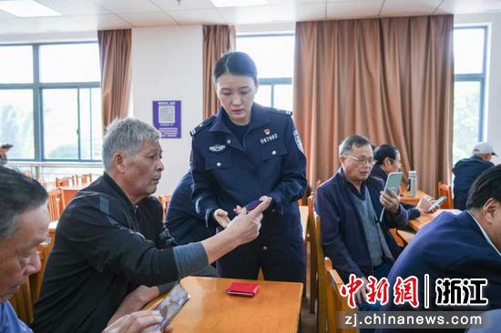 陈丹虹用方言讲解“三力测试”题型。海宁市公安局供图