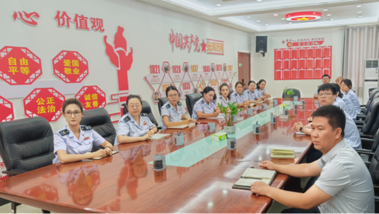 洛浦县税务局干部职工集中观看铸牢中华民族共同体意识宣传片。
