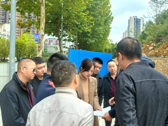 图为清镇市发展改革局、自然资源局、住房和城乡建设局、供电局、红枫片区建设服务中心在“清鸥·仰望山”项目现场解决高压线迁改、项目手续办理等问题 图为清镇市发展改革局、自然资源局、住房和城乡建设局、供电局、红枫片区建设服务中心在“清鸥·仰望山”项目现场解决高压线迁改、项目手续办理等问题