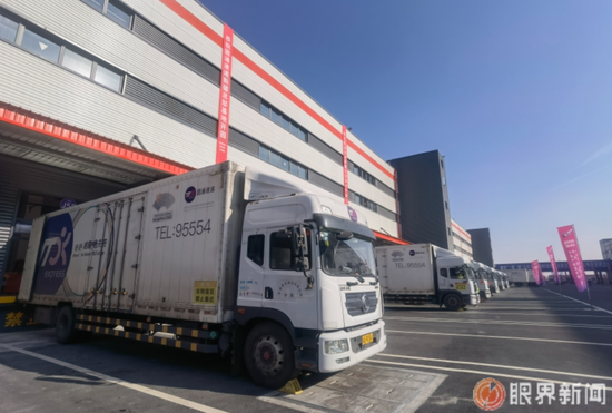 10月28日，位于高新区（新市区）余杭路与三工路交叉路口，圆通速递新疆总部基地整齐排列的包裹运输车辆。记者李宁艳摄