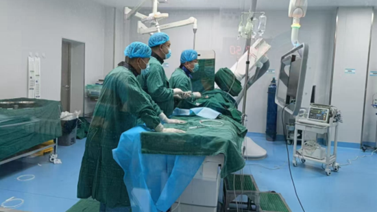 在手术室开展介入手术e