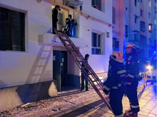 救援现场--消防员利用爬梯登上平台救人e