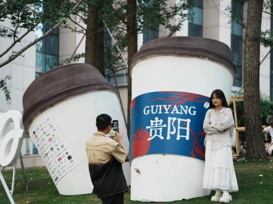 2025年8月,2025“爽爽贵阳·世界风味嘉年华”暨“爽爽贵阳·咖啡飘香”系列活动举行,图为市民游客打卡留念。中新社记者 周燕玲 摄 2025年8月,2025“爽爽贵阳·世界风味嘉年华”暨“爽爽贵阳·咖啡飘香”系列活动举行,图为市民游客打卡留念。中新社记者 周燕玲 摄
