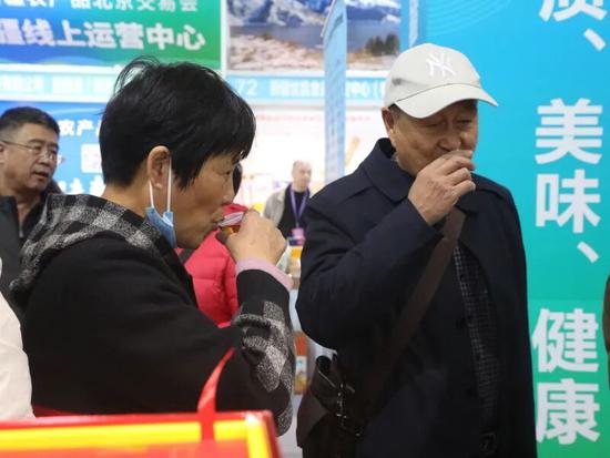 北京市民品尝和田茶饮。阿的拉 摄