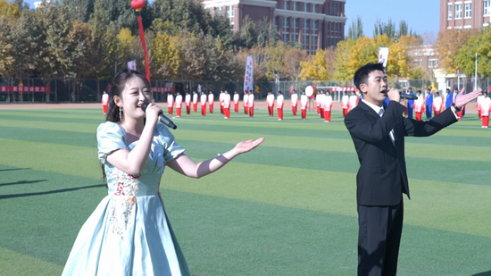 开幕式上，演唱歌曲。柴旭东 摄