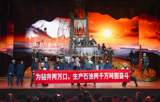 10月29日晚，我市首部大型原创石油工业题材音乐剧《石油脊梁》在市群艺馆首演成功。克拉玛依融媒记者 非尔代维斯·热夏提 摄3