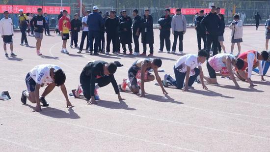 参加短跑比赛的选手蓄势待发。柴旭东 摄3