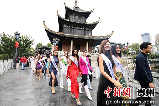 11月1日,参加2025国际友谊小姐全球总决赛的佳丽们在贵阳甲秀楼景区参观游览。 11月1日,参加2025国际友谊小姐全球总决赛的佳丽们在贵阳甲秀楼景区参观游览。