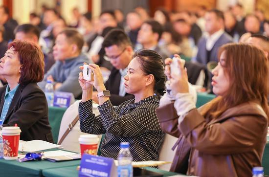参会嘉宾认真聆听并记录下精彩瞬间。许晓龙 摄