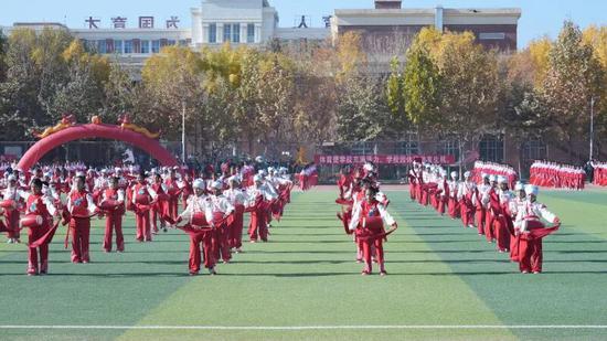 开幕式上，腰鼓表演展示青少年青春风采。柴旭东 摄