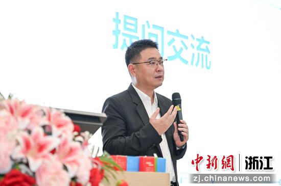 图为：松阳县委书记梁海刚与浙大学子互动交流。中新社记者 王刚 摄