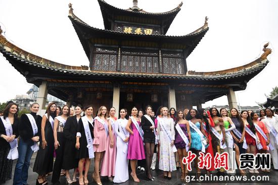 11月1日,参加2025国际友谊小姐全球总决赛的佳丽们在贵阳甲秀楼景区合影留念。 11月1日,参加2025国际友谊小姐全球总决赛的佳丽们在贵阳甲秀楼景区合影留念。