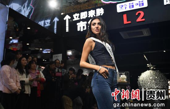 11月1日,参加2025国际友谊小姐全球总决赛的佳丽们在贵阳市南明区青云市集内走秀。 11月1日,参加2025国际友谊小姐全球总决赛的佳丽们在贵阳市南明区青云市集内走秀。