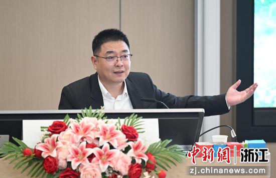 图为：松阳县委书记梁海刚进行分享。中新社记者 王刚 摄