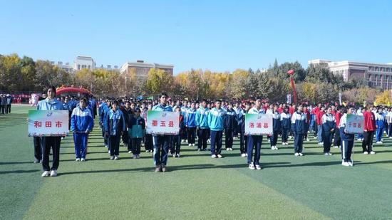 开幕式上，各县市方阵代表队入场。柴旭东 摄