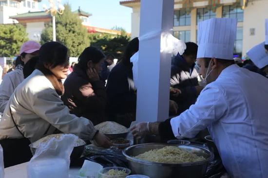 北京市民品尝和田美食。阿的拉 摄