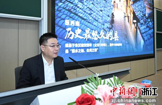 图为：松阳县委书记梁海刚开讲。中新社记者 王刚 摄