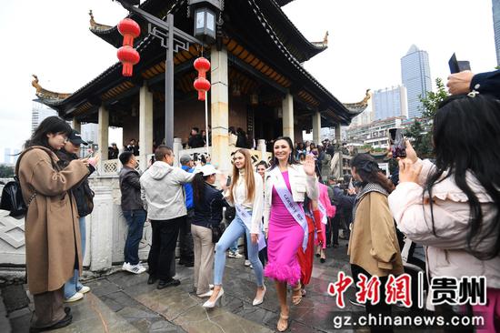 11月1日,参加2025国际友谊小姐全球总决赛的佳丽们在贵阳甲秀楼景区参观游览。 11月1日,参加2025国际友谊小姐全球总决赛的佳丽们在贵阳甲秀楼景区参观游览。
