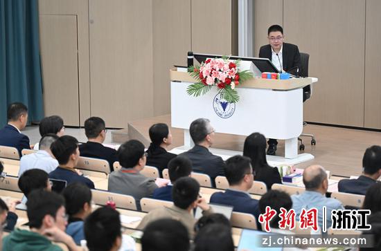 图为：松阳县委书记梁海刚开讲。中新社记者 王刚 摄