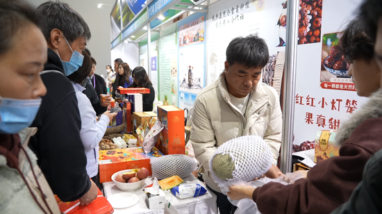 第十五届新疆农产品北京交易会上，安迪尔甜瓜吸引了众多游客。阿巴拜科日摄