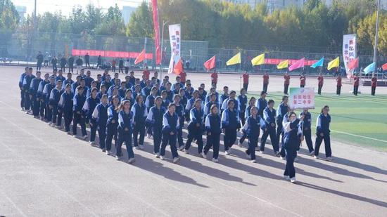 开幕式上，地区第二中学方阵入场。柴旭东 摄