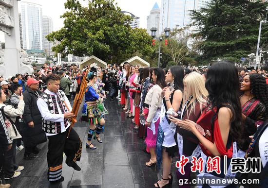 11月1日,参加2025国际友谊小姐全球总决赛的佳丽们在贵阳甲秀楼景区观看芦笙舞表演。 11月1日,参加2025国际友谊小姐全球总决赛的佳丽们在贵阳甲秀楼景区观看芦笙舞表演。