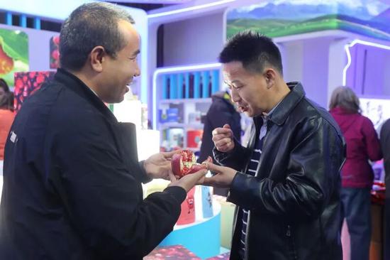 游客品尝和田石榴。阿的拉 摄5