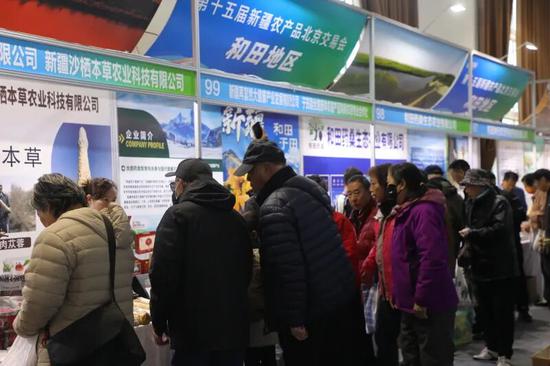 交易会上的和田特产深受北京市民喜爱。阿的拉 摄2