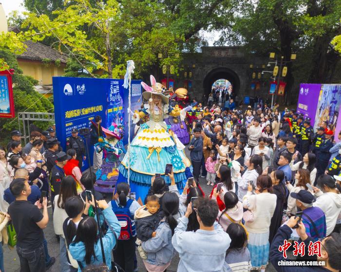 戏剧漫游桂林城 “爱丽丝”带游客赴山水奇幻之约