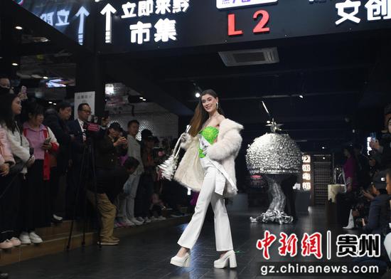 11月1日,参加2025国际友谊小姐全球总决赛的佳丽们在贵阳市南明区青云市集内走秀。 11月1日,参加2025国际友谊小姐全球总决赛的佳丽们在贵阳市南明区青云市集内走秀。