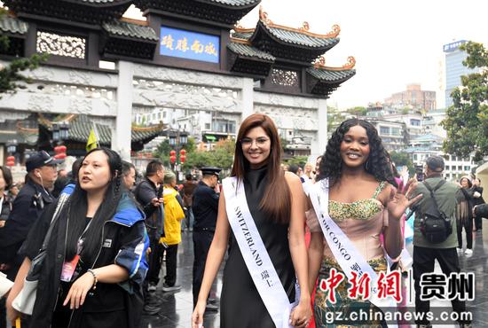 11月1日,参加2025国际友谊小姐全球总决赛的佳丽们在贵阳甲秀楼景区参观游览。 11月1日,参加2025国际友谊小姐全球总决赛的佳丽们在贵阳甲秀楼景区参观游览。