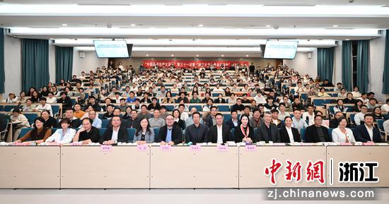 图为：与会人员共同合影。中新社记者 王刚 摄