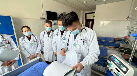 在病房查看病历。