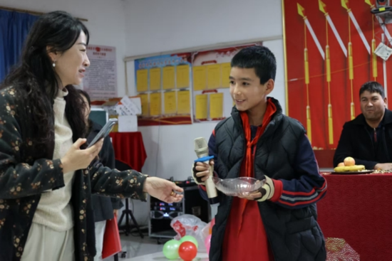 为重阳节知识问答中回答正确的同学发放小奖品e