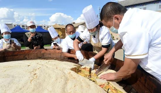 刚刚蒸熟的超大蒸饼。