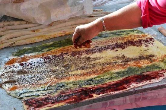 为蒸饼涂抹三色。