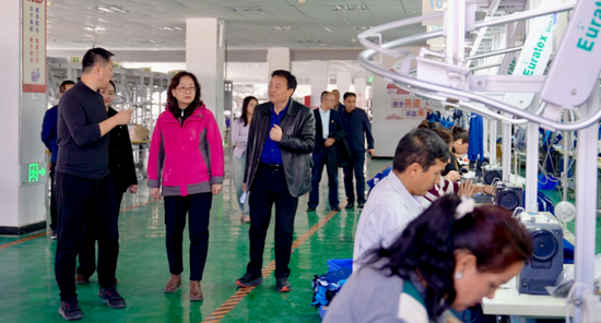 在生产一线，调研组详细查看了企业的生产流程、经营状况。