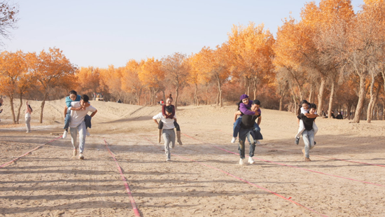 “猪八戒背媳妇”趣味互动比赛。