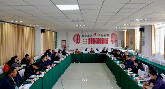 对接会上，张华一行与企业代表展开深度交流。