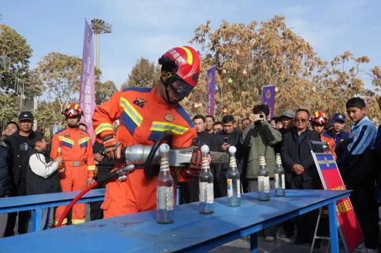 消防员技能展示。通讯员 王雪莲 摄