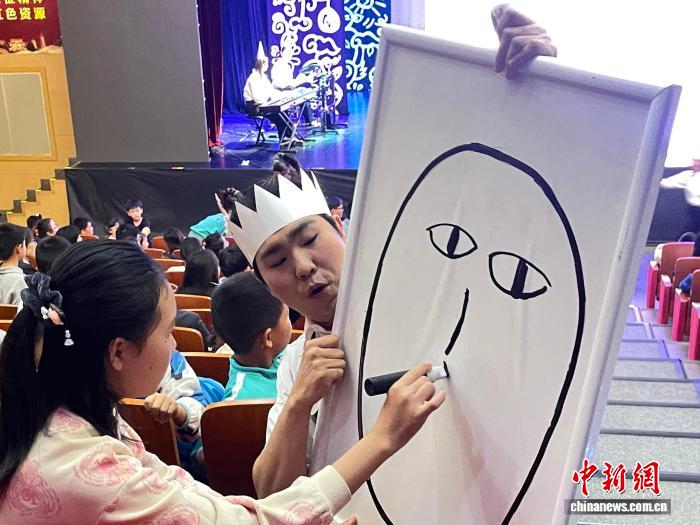 韩国剧目《涂鸦碰撞》桂林上演 观众体验“创意魔法”