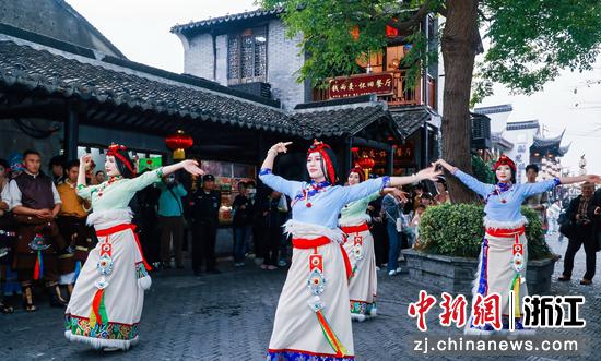 九寨沟民族歌舞快闪亮相西塘古镇。主办方供图