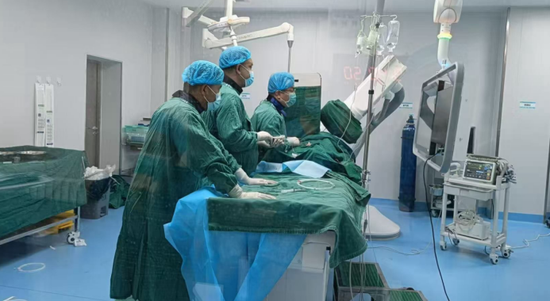 在手术室开展介入手术。