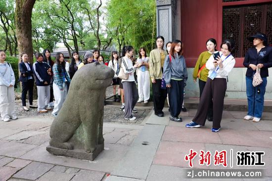 近日，中日韩青少年参观宁波天一阁。 （主办方供图）